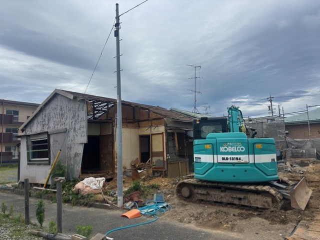 重機による建物解体作業