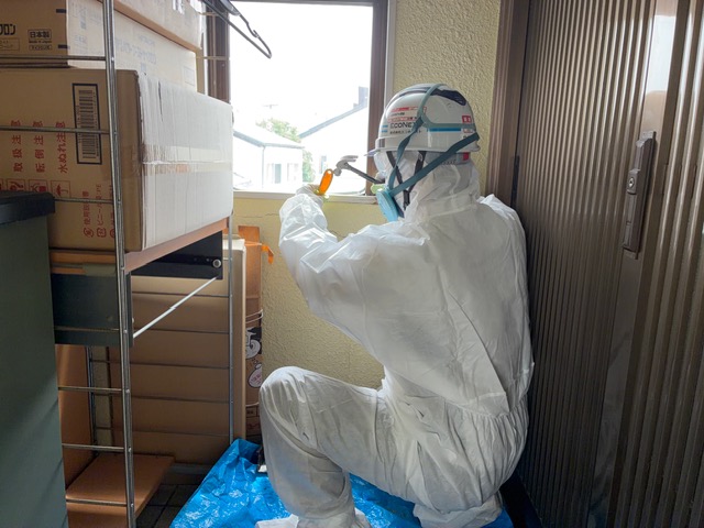 保護具を着用しての試料採取